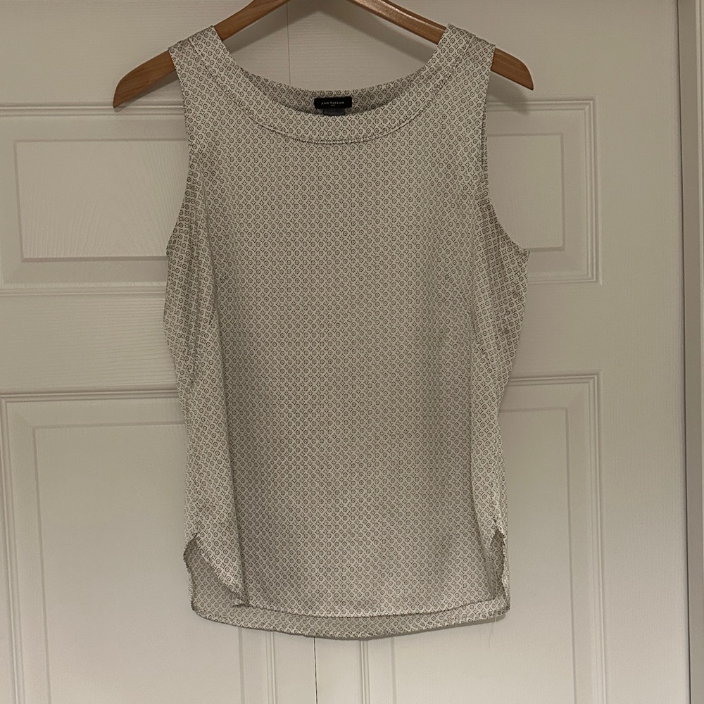 Medium Ann Taylor Cream & Navy Neat Print Satin Tank Top